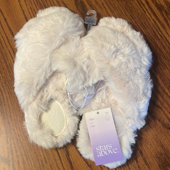 Stars above women’s soft and cozy slippers, size 9/10. - Picture 4 of 5